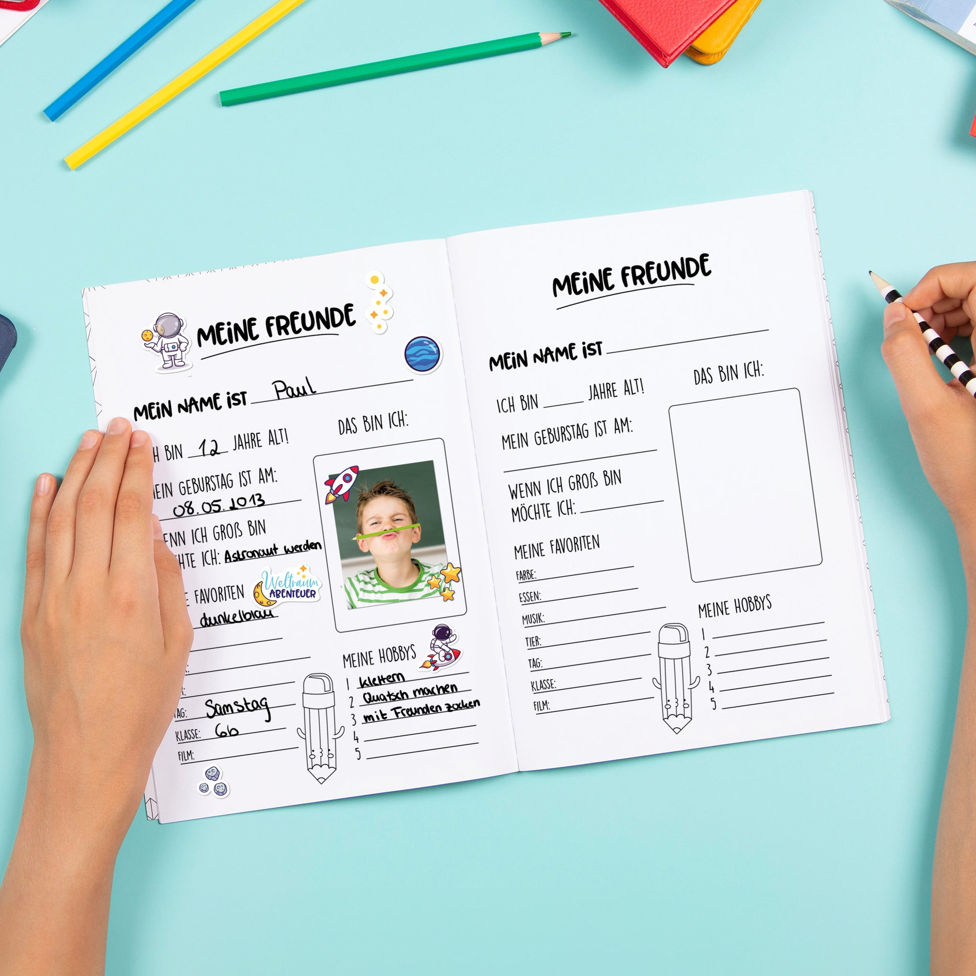 Freundebuch mit eingeklebtem Foto und Weltraum-Stickern
