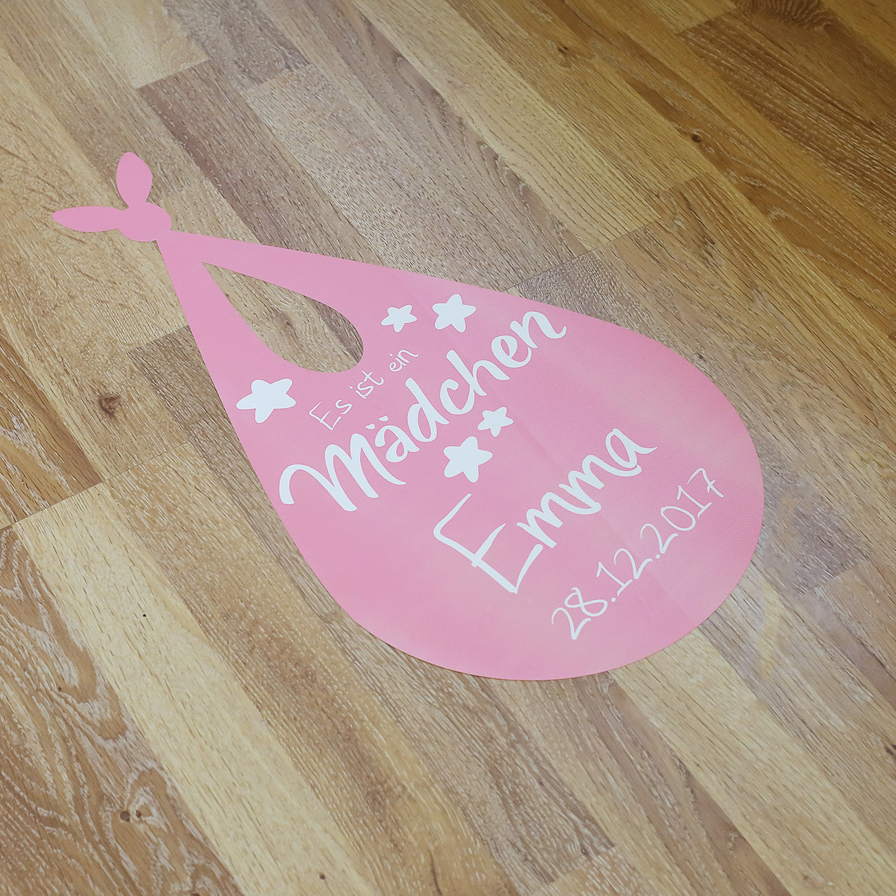XL Fußbodenaufkleber 30x57cm - Es ist ein Mädchen - zur Geburt, mit Name und Datum