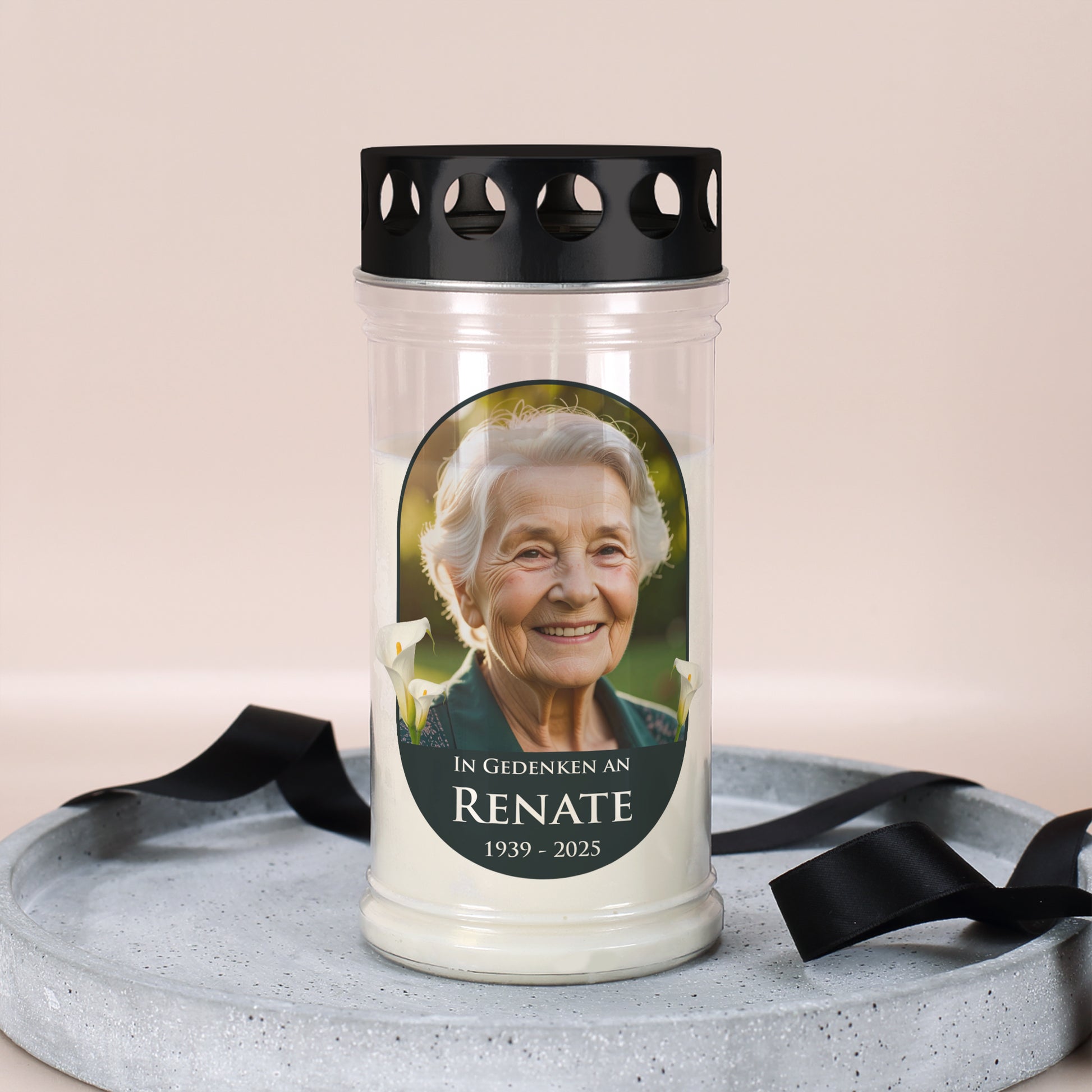 Trauerkerze mit Calla-Blüten, Foto und Namen auf weißem Hintergrund