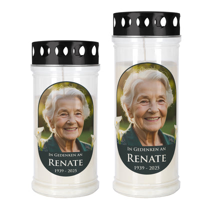 Personalisiertes Trauerlicht mit Foto, Name und Calla-Blumenmotiv, zwei Größen nebeneinander