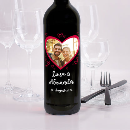 Personalisierte Rotweinflasche mit Herzmotiv und Foto von Paar, Name Luisa & Alexander, Nahaufnahme