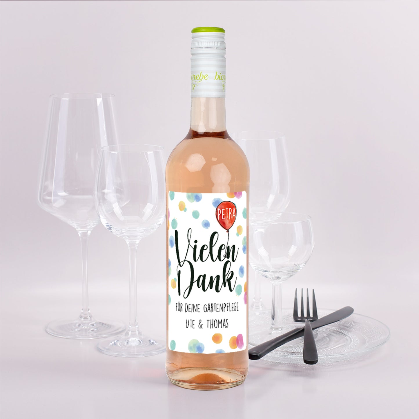 Personalisierte Weinflasche mit „Vielen Dank“-Etikett und Name Petra, Roséwein mit Gläsern