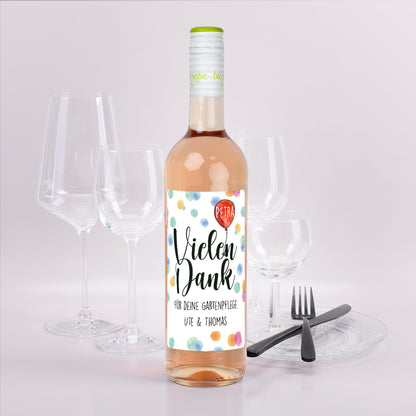 Personalisierte Weinflasche mit „Vielen Dank“-Etikett und Name Petra, Roséwein mit Gläsern