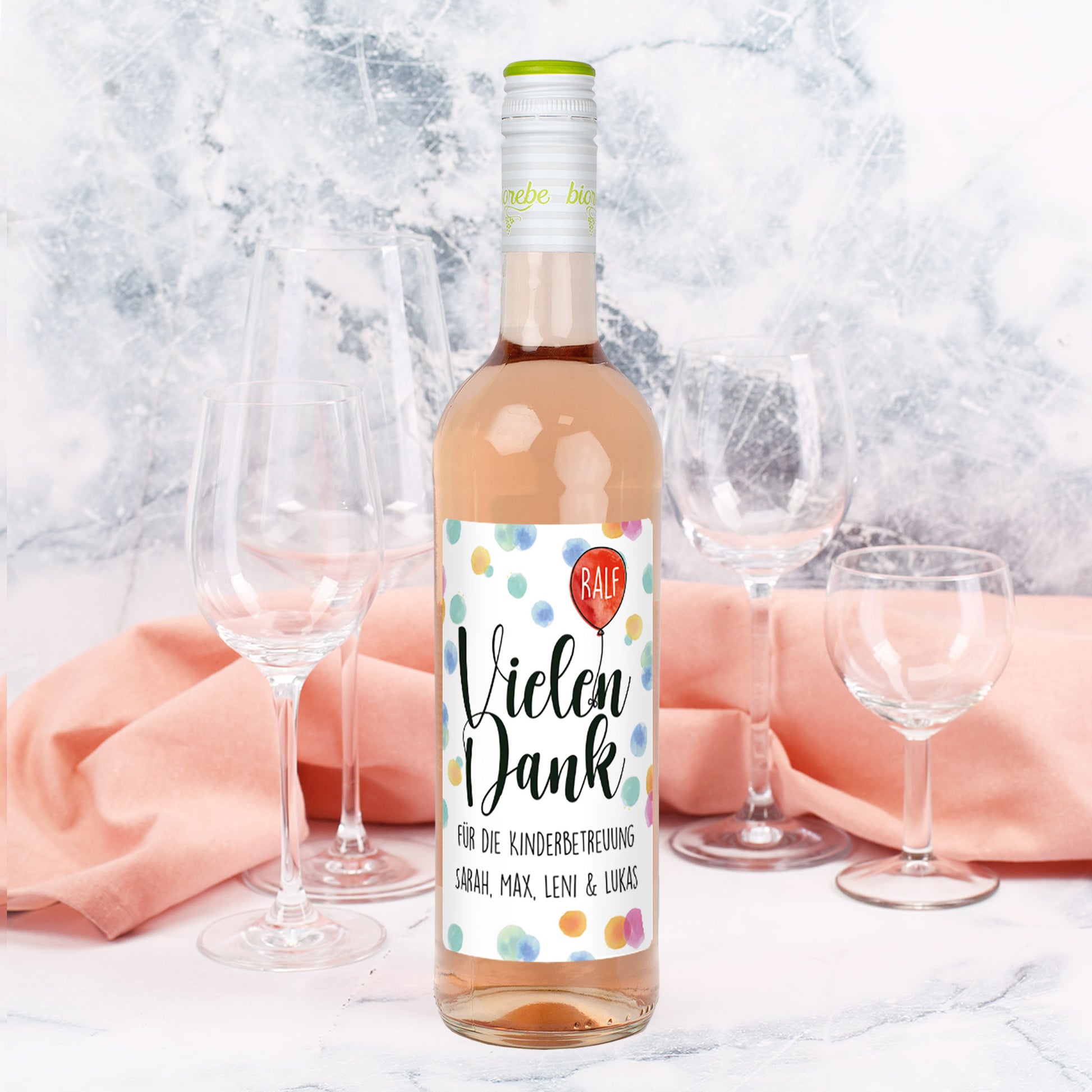 Roséweinflasche mit individuellem Dankesaufdruck für Ralf, Punkte-Design, Tischdekoration mit Gläsern