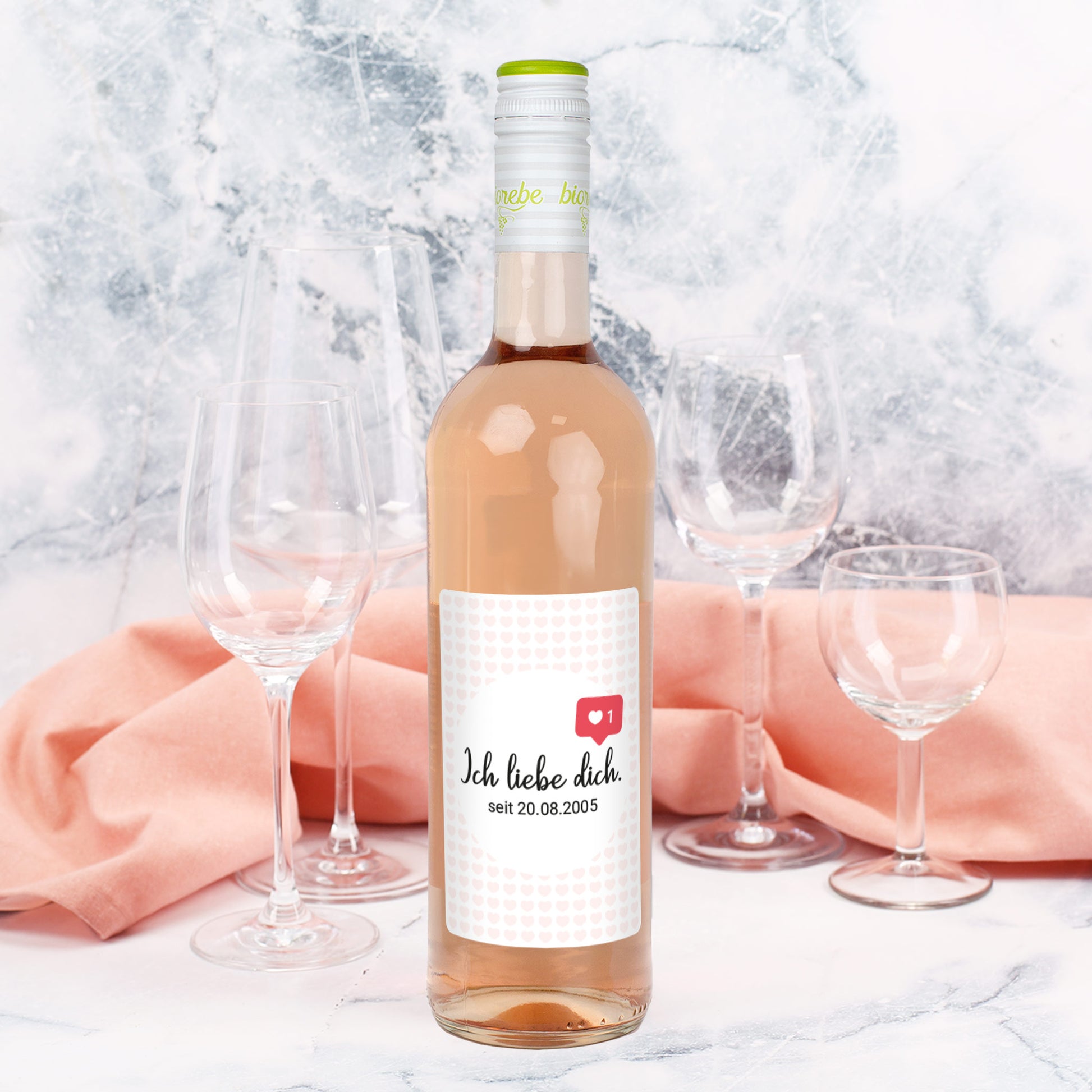 Roséweinflasche mit personalisiertem Etikett – Aufdruck ‚Ich liebe dich. seit 20.08.2005‘ mit Herz-Symbol, Biorebe Wein.