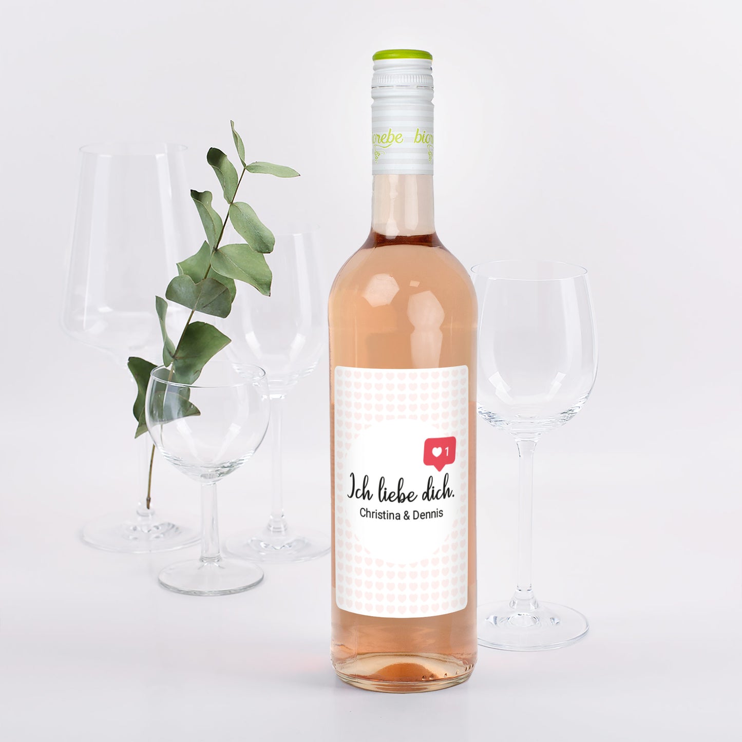 Roséweinflasche mit Aufdruck ‚Ich liebe dich. Christina & Dennis‘, Herz-Like-Symbol, Biorebe Lieblingswein.