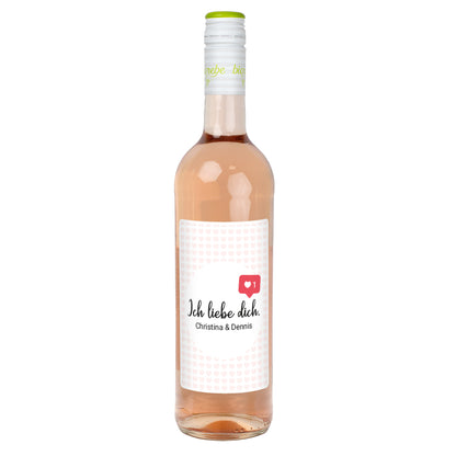 Roséweinflasche mit modernem Etikett – Text ‚Ich liebe dich. Christina & Dennis‘ und rotem Herz-Like-Symbol.