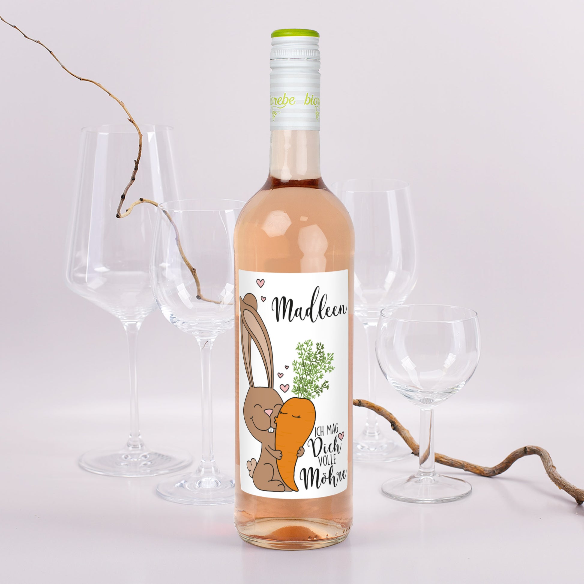 Personalisierte Roséwein-Flasche mit Hase und Möhre Motiv, Aufschrift „Ich mag Dich volle Möhre“ und Name Madleen