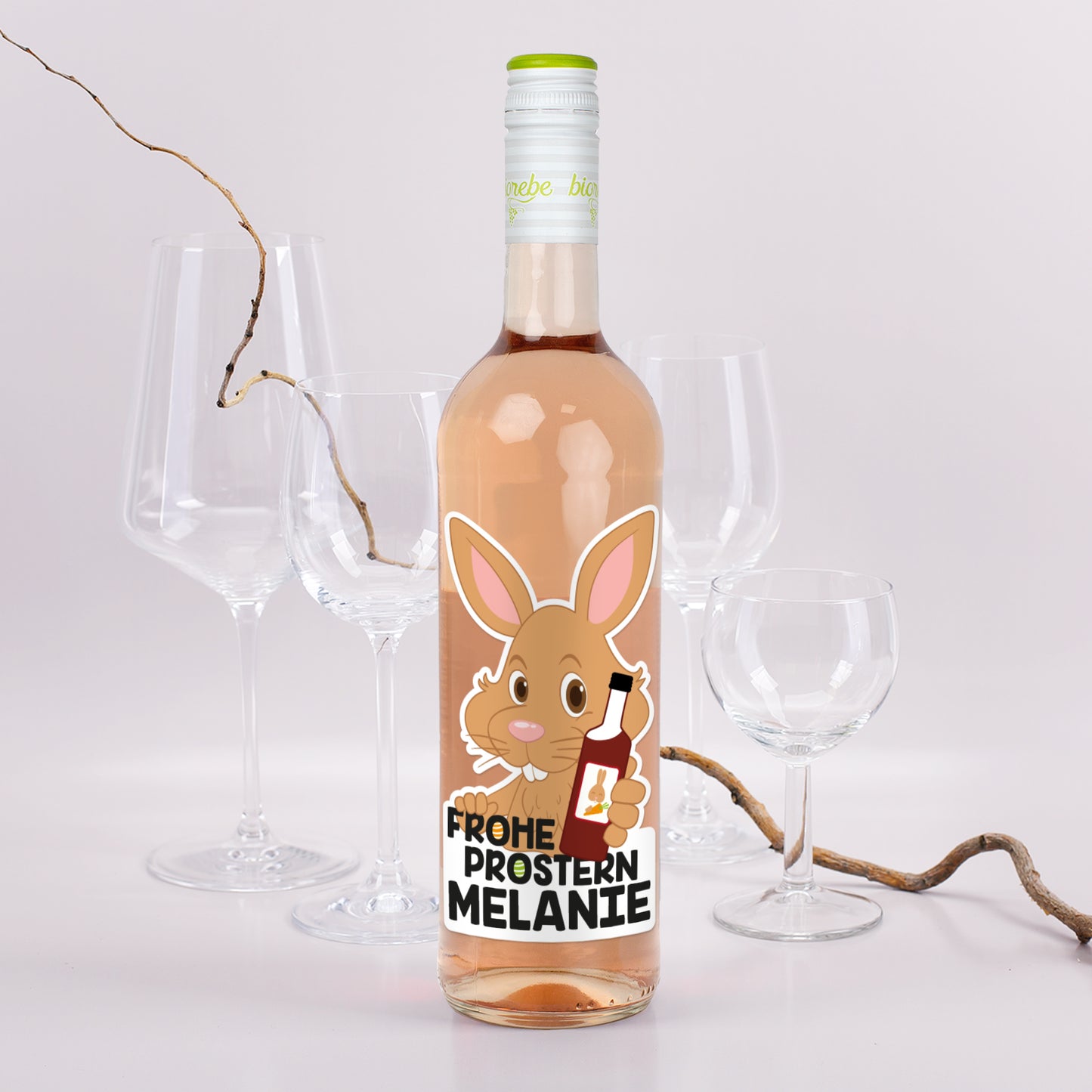 Personalisierte Roséweinflasche mit Osterhasen-Motiv, Schriftzug „Frohe Prostern“ und Name Melanie