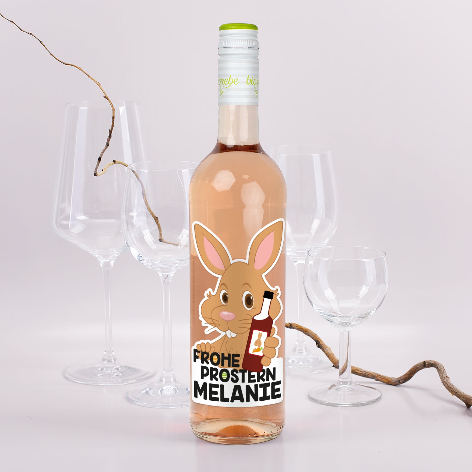 Personalisierte Roséweinflasche mit Osterhasen-Motiv, Schriftzug „Frohe Prostern“ und Name Melanie