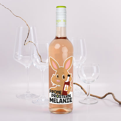 Personalisierte Roséweinflasche mit Osterhasen-Motiv, Schriftzug „Frohe Prostern“ und Name Melanie