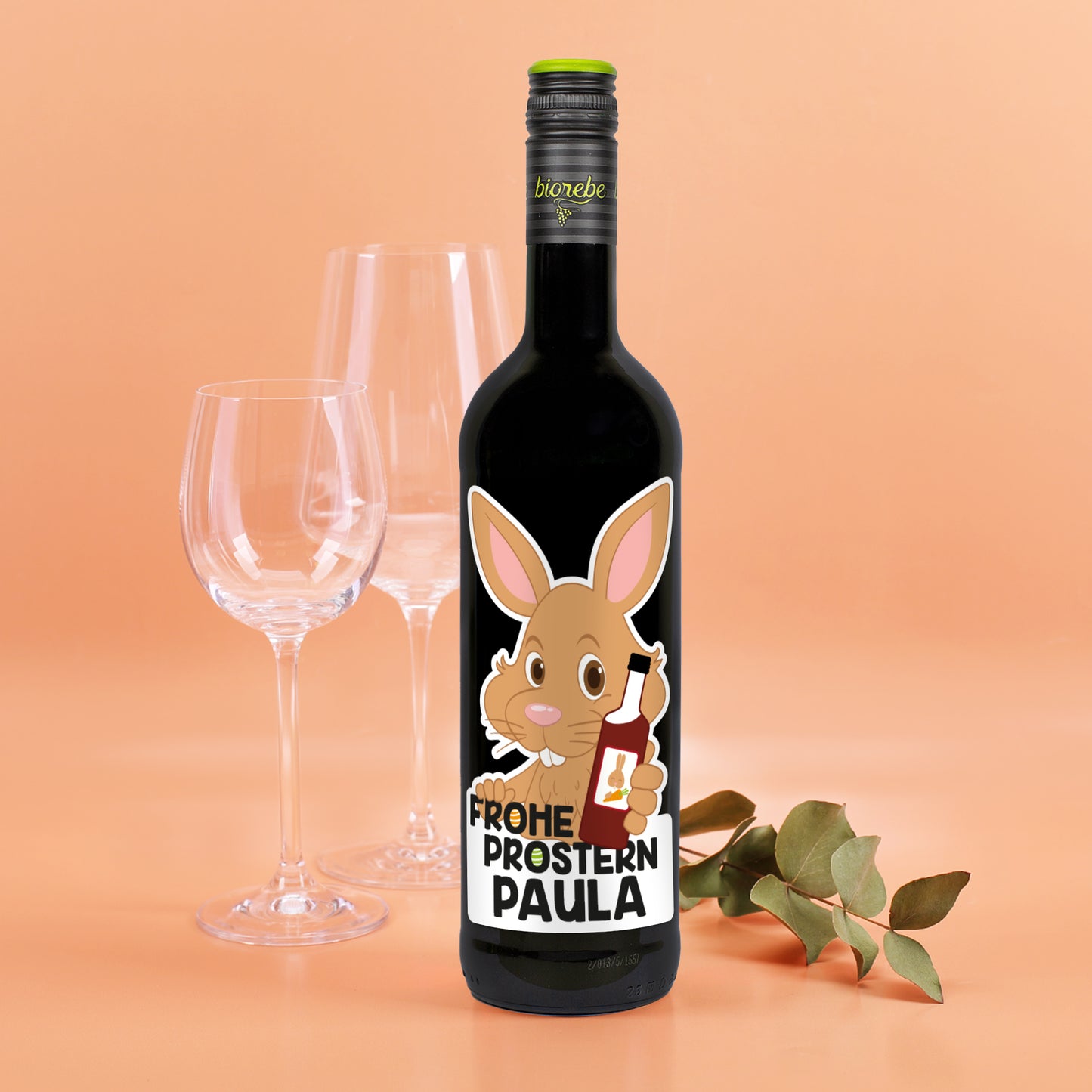 Personalisierte Rotweinflasche mit Osterhasen-Motiv, Schriftzug „Frohe Prostern“ und Name Paula