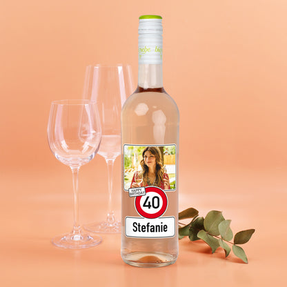Personalisierte Weinflasche Weiß zum 40. Geburtstag mit Foto und Name Stefanie, Verkehrszeichen-Design