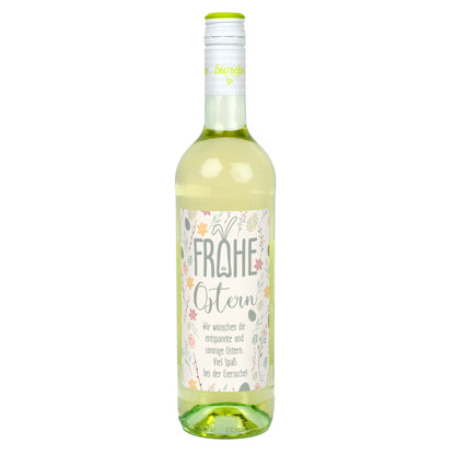 Einzelne Weißweinflasche mit Osteretikett „Frohe Ostern“ auf weißem Hintergrund