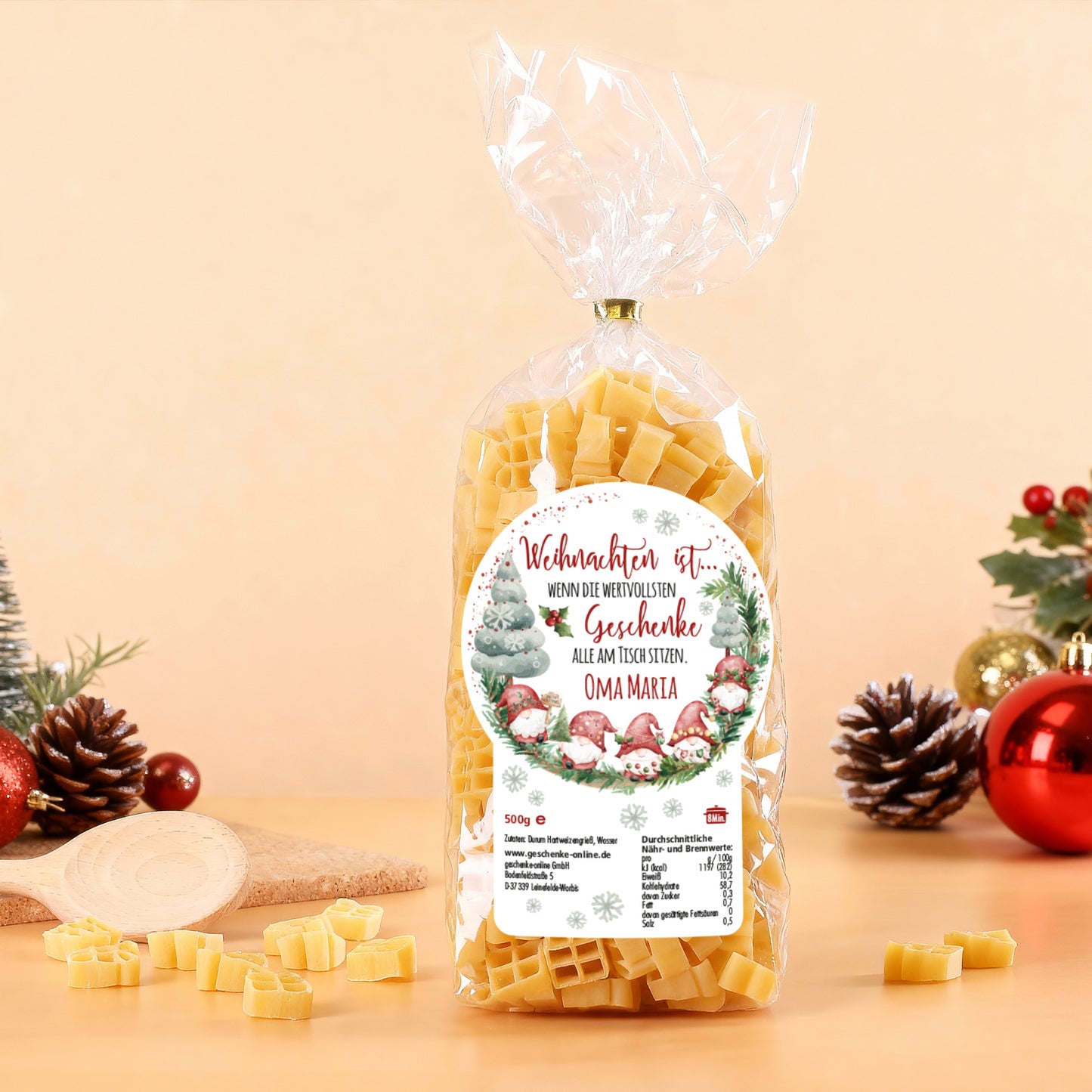 Packung bunter Geschenk-Nudeln mit personalisiertem Namen „Oma Maria“ vor festlicher Dekoration
