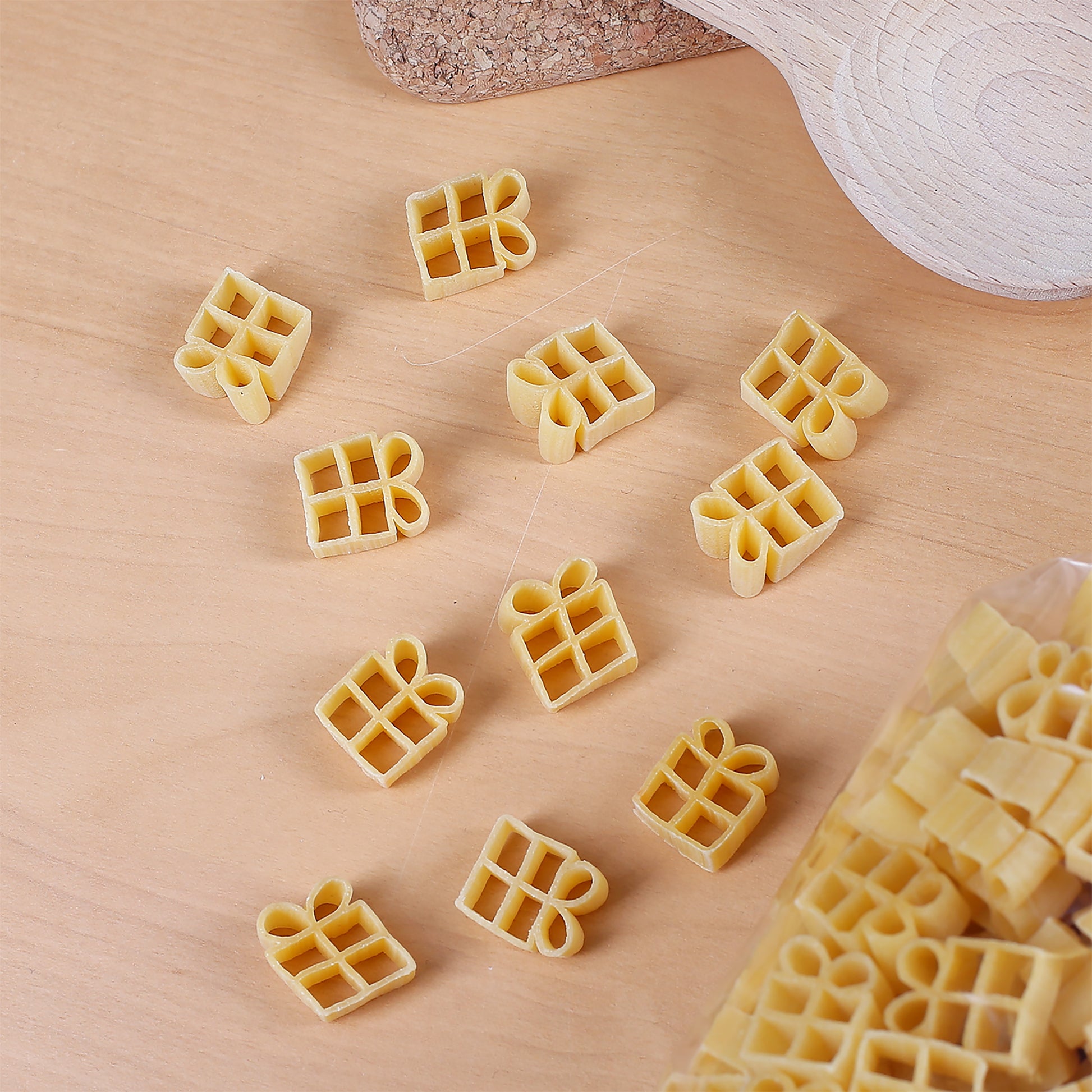 Nahaufnahme von Nudeln in Geschenkform – detailreich auf Holzoberfläche arrangiert