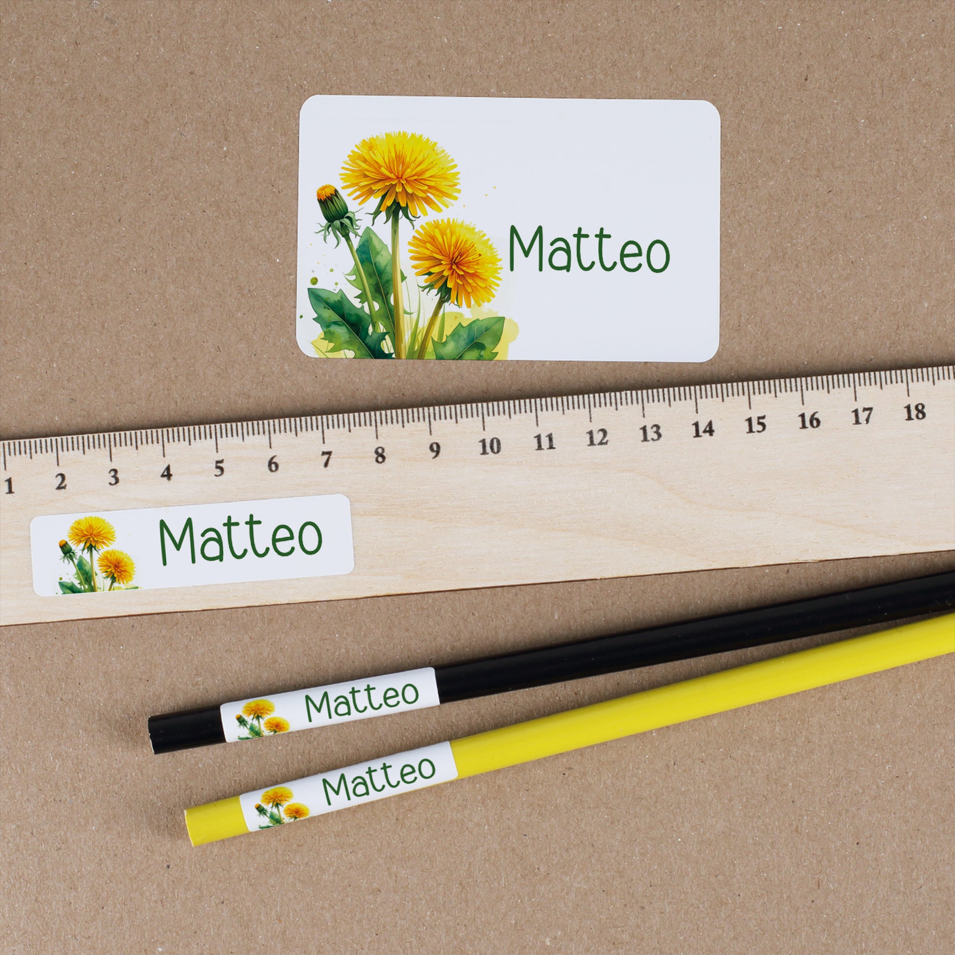 Personalisierte Schulaufkleber mit Löwenzahnmotiv und Name Matteo – auf Lineal, Heft und Buntstiften angebracht