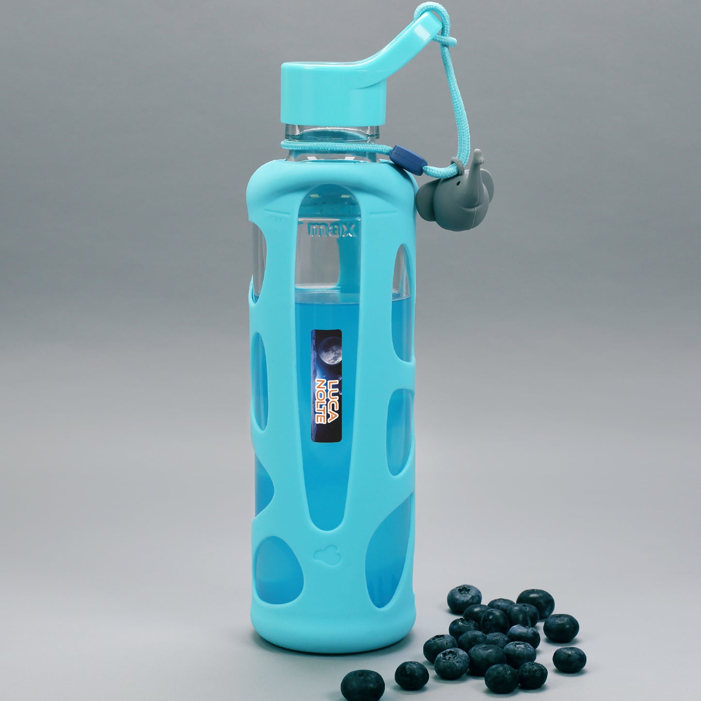 Trinkflasche mit blauem Schutz und kleinem Namensaufkleber mit Astronaut Motiv und Name Luca Nolte