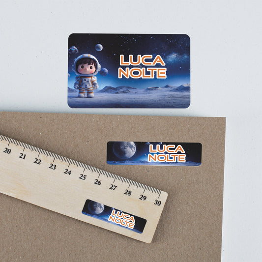 Detailansicht personalisierter Namensaufkleber mit Astronaut, Mond, Planeten und Name Luca Nolte