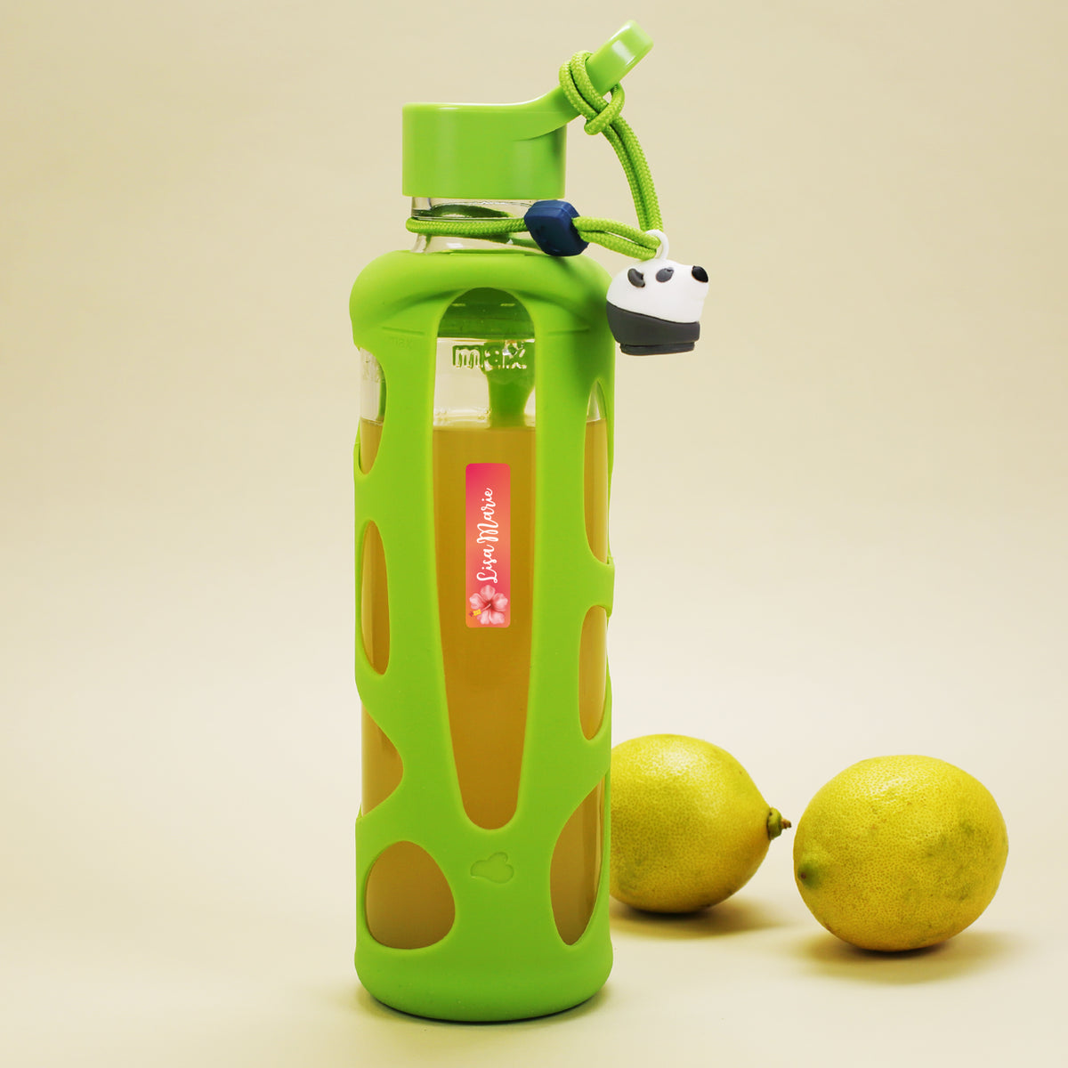 Personalisierter Namensaufkleber mit Hibiskus Motiv auf grüner Trinkflasche für Mädchen