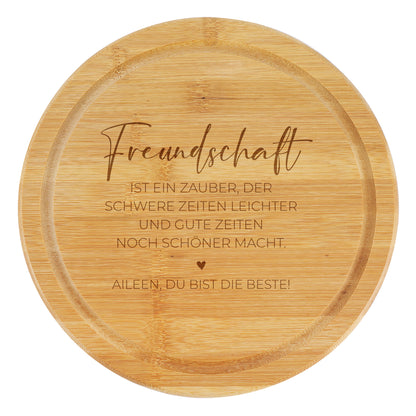 Freigestelltes rundes Bambus Schneidebrett mit Freundschaftsspruch und Wunschtext „Aileen, du bist die Beste“