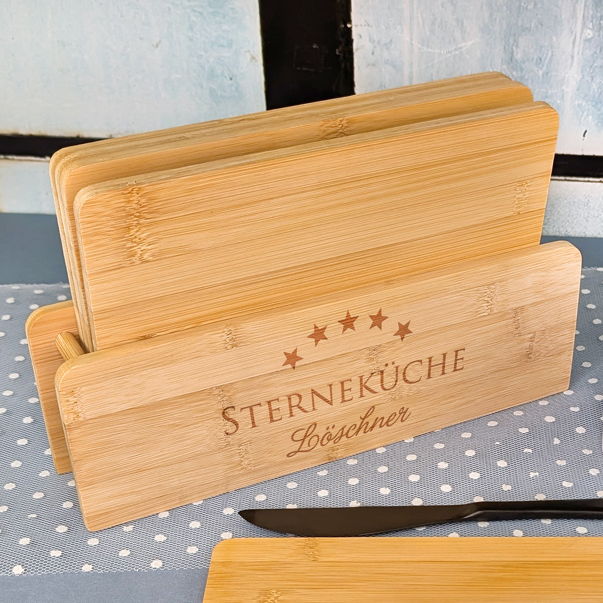 Frühstücksbrettchen-Set aus Bambus mit Ständer personalisiert mit Name –