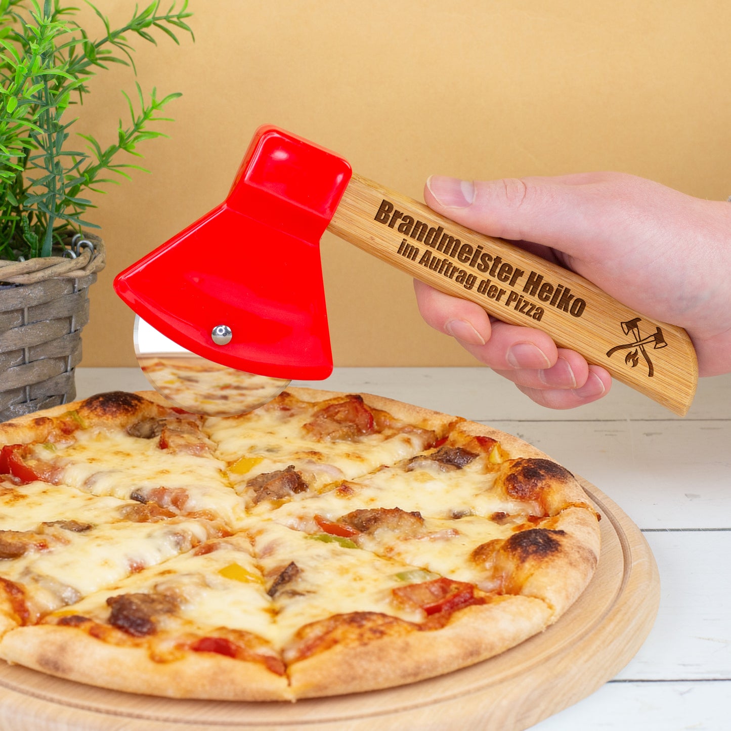 Feuerwehr Pizzaschneider Axt mit graviertem Bambusgriff beim Schneiden einer Pizza