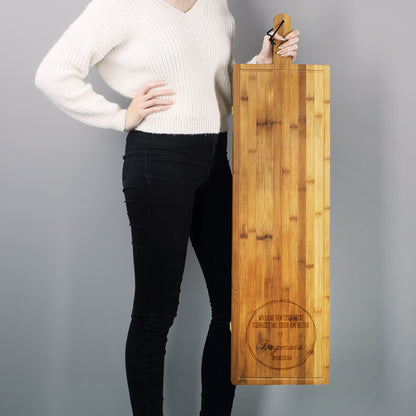 1 Meter Bambusbrett - Wo Liebe den Tisch deckt - mit zwei Wunschtextzeilen graviert