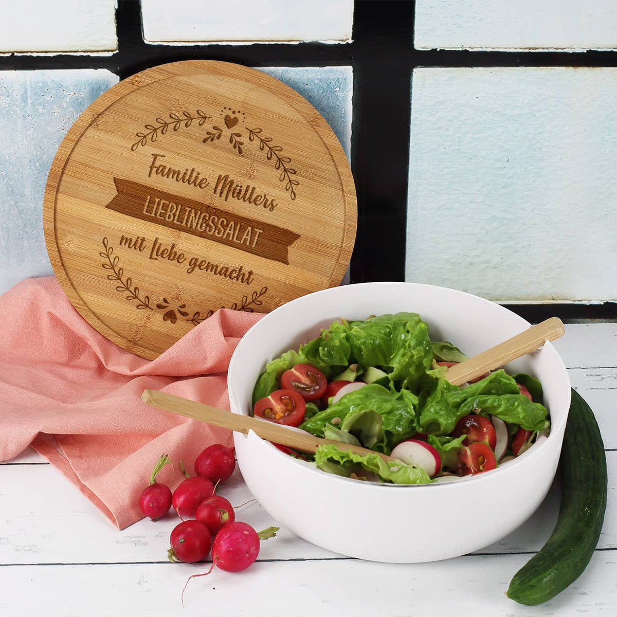 Personalisierte Salatschüssel mit Bambusdeckel mit 3 Zeilen Wunschtext –