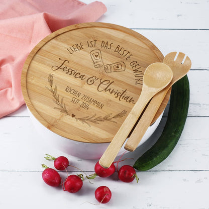 Personalisierte Salatschüssel mit Bambusdeckel – Liebe ist das beste Gewürz –