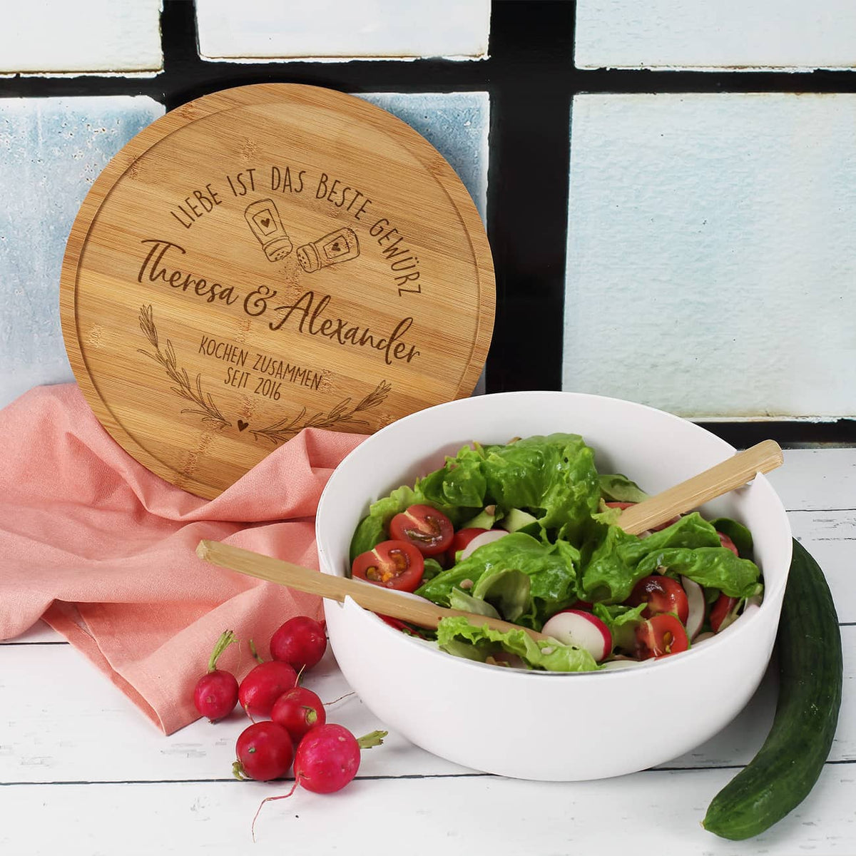Personalisierte Salatschüssel mit Bambusdeckel – Liebe ist das beste Gewürz –