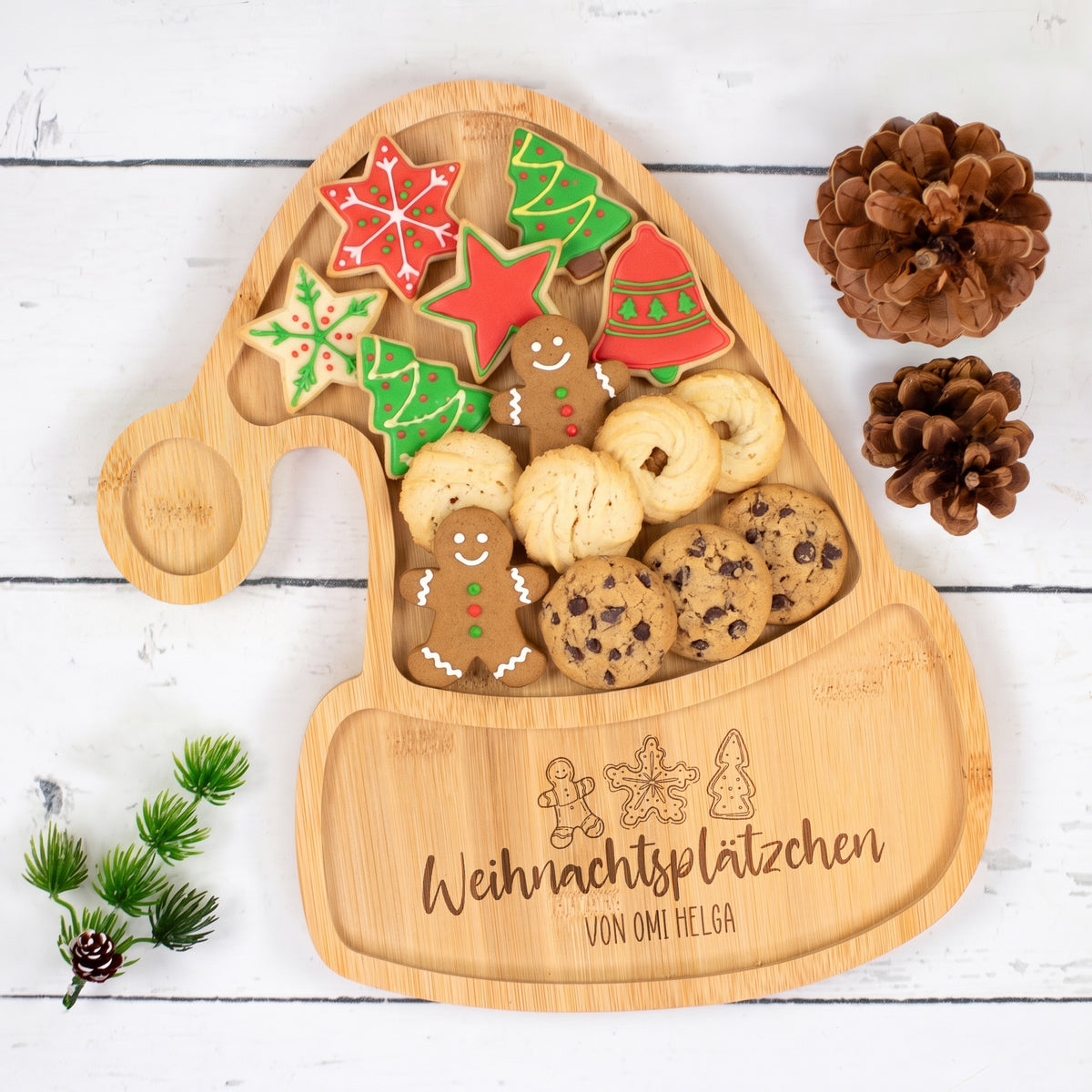 Personalisierter Plätzchenteller aus Bambus in Weihnachtsmannmützen-Form mit Weihnachtsgebäck und Wunschtext