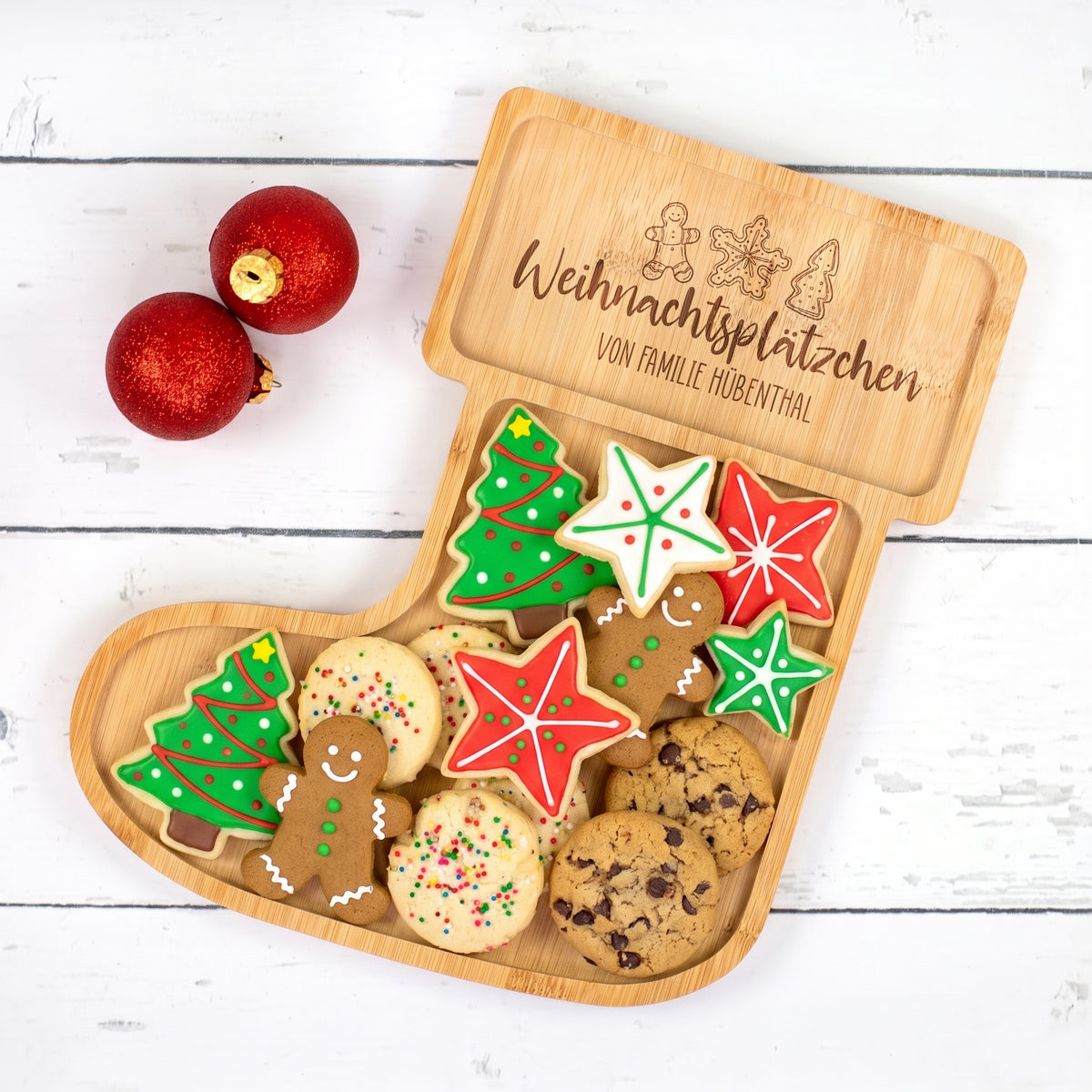 Personalisierter Plätzchenteller aus Bambus in Stiefelform, gefüllt mit verschiedenen Weihnachtsplätzchen
