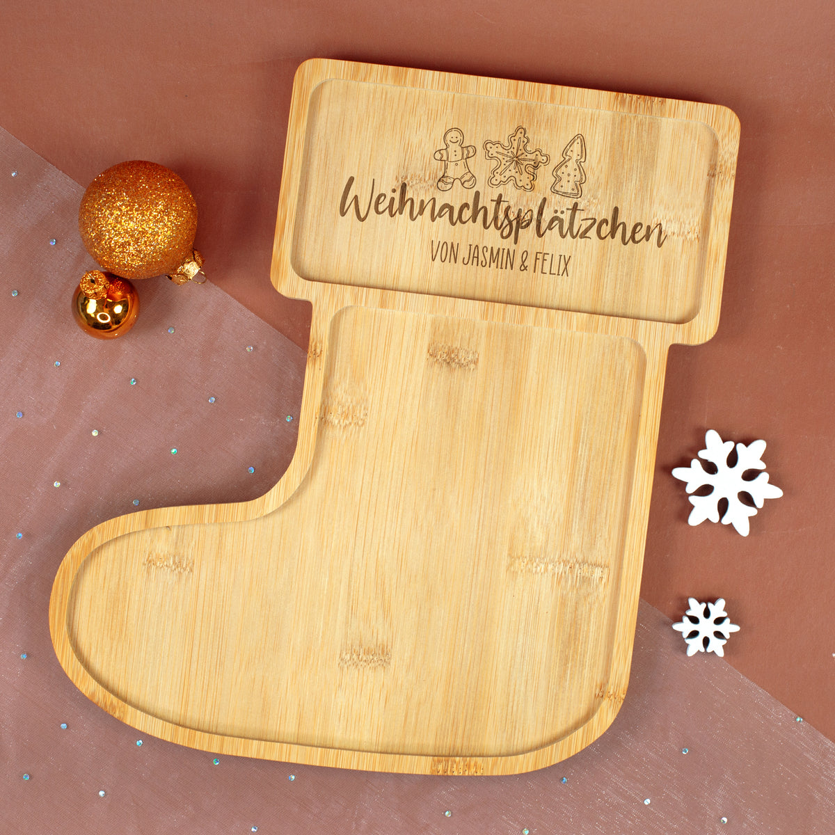 Leerer Bambus Plätzchenteller in Weihnachtsstiefel-Form mit Gravur „Weihnachtsplätzchen“ und Wunschtext