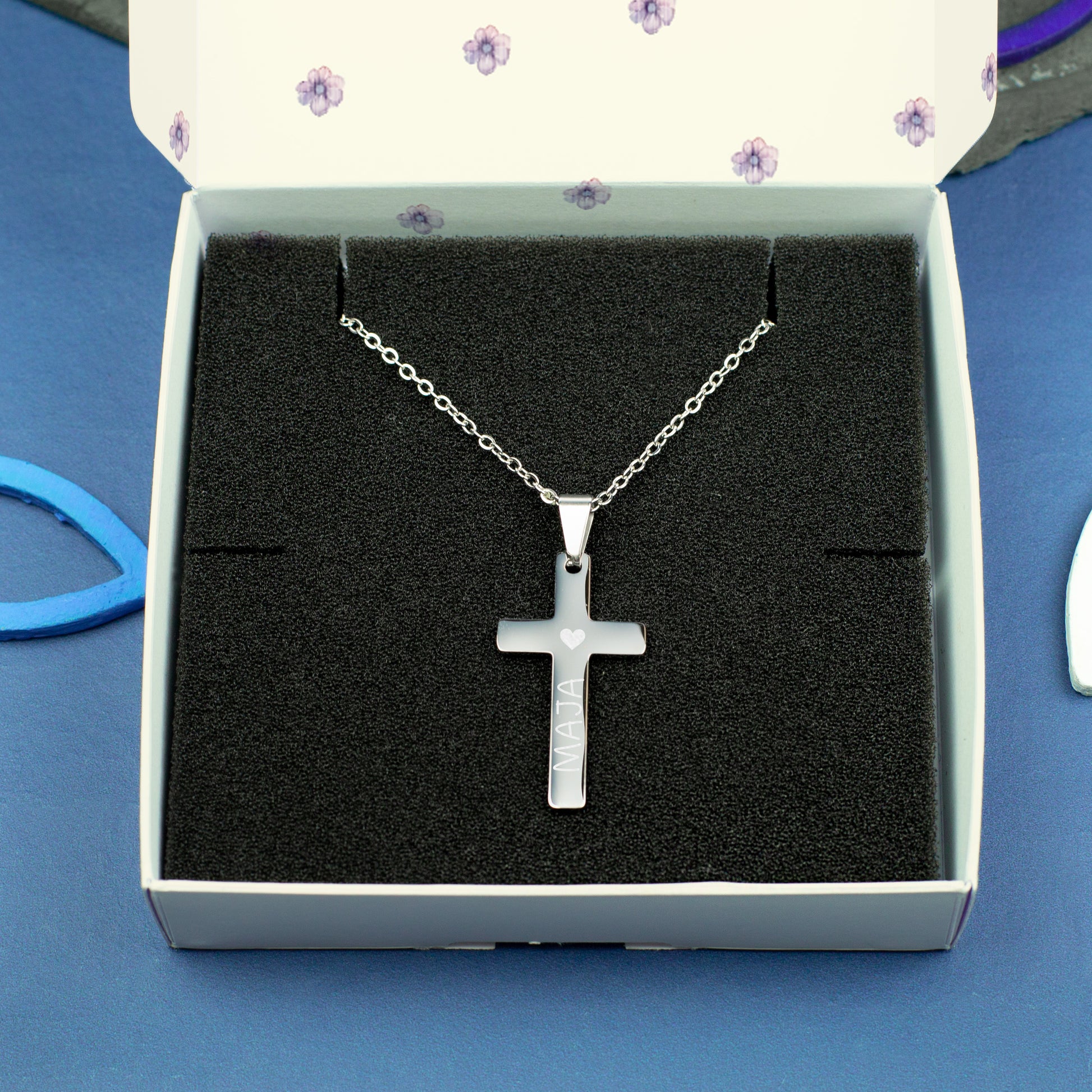 Gravierte Halskette mit Kreuz und Motivauswahl