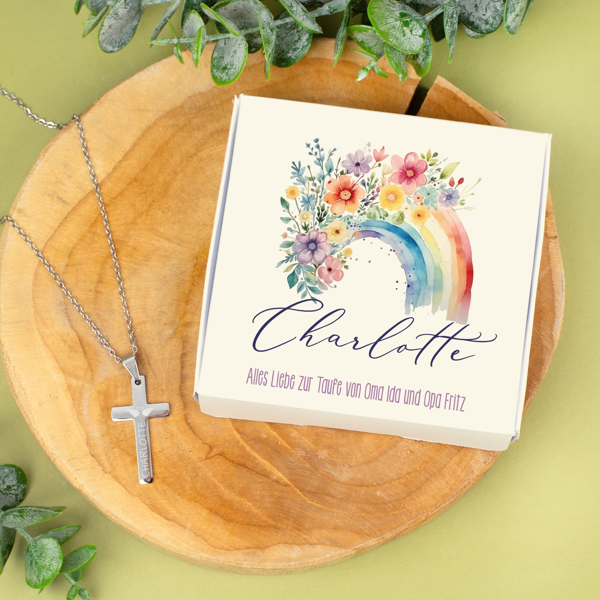 silberne Halskette mit graviertem Kreuz-Anhänger und personalisierter Geschenkbox mit Regenbogen-Motiv zur Taufe, Kommunion, Konfirmation oder Firmung