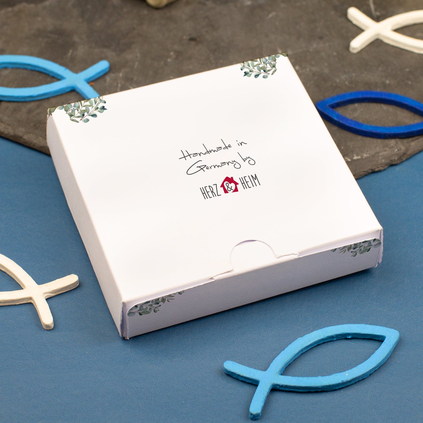 Rückseite der Geschenkbox, Handgemacht Handmade in Germany by Herz&Heim