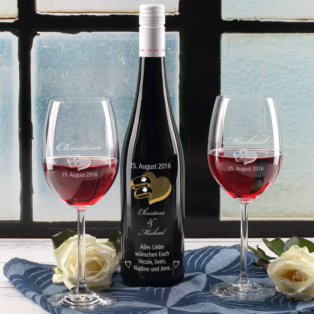 Weinset zur Hochzeit mit gravierter Flasche und zwei Gläsern