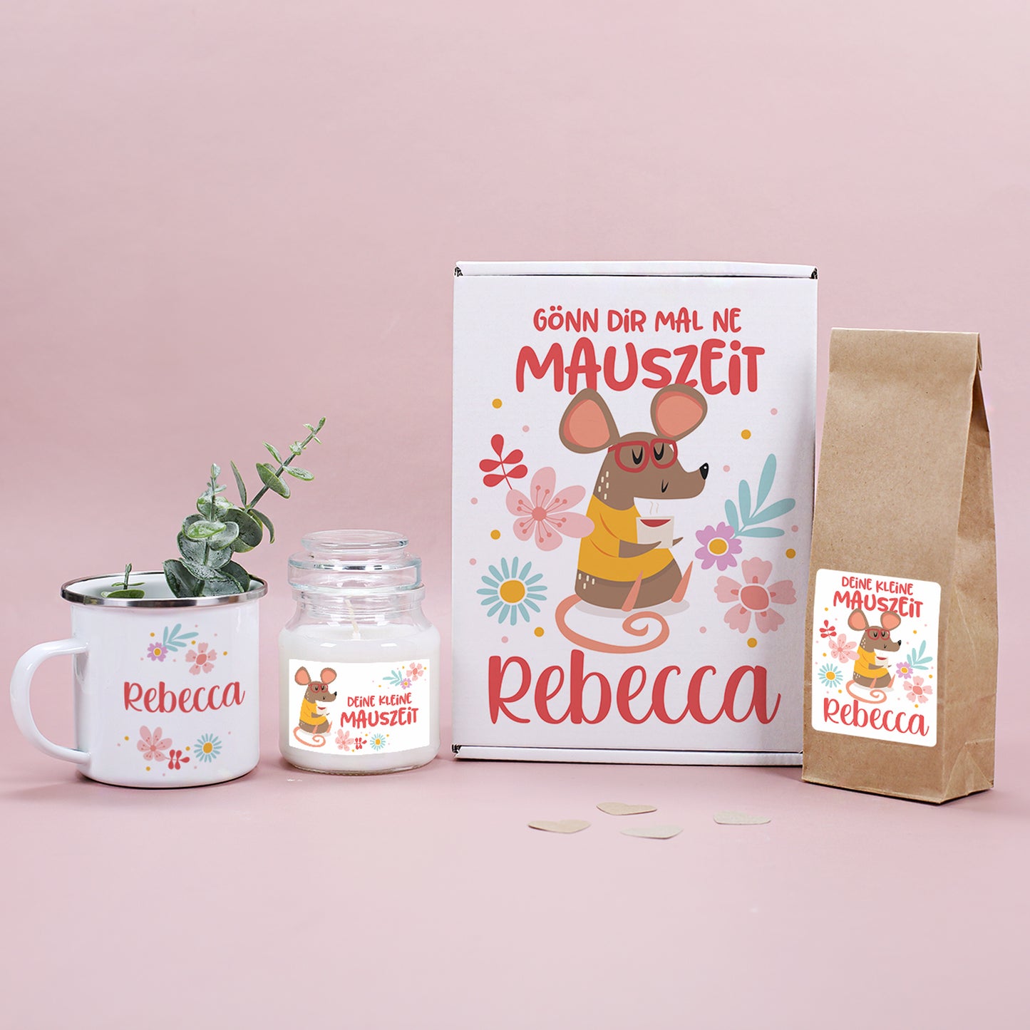 Personalisiertes Geschenkset „Mauszeit“ mit Tasse, Duftkerze, Früchtetee und stilvoller Geschenkverpackung. Jedes Element individuell mit Namen und niedlichem Maus-Motiv bedruckt – ideal als Wohlfühlgeschenk für entspannende Momente.
