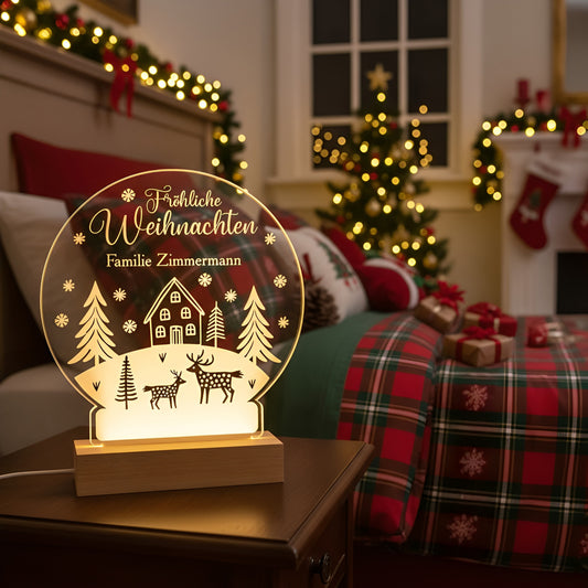 LED-Licht in Schneekugelform mit Gravur ‚Fröhliche Weihnachten‘ und Familienname auf Nachttisch, im weihnachtlich dekorierten Schlafzimmer mit Lichterkette und Tannenbaum.
