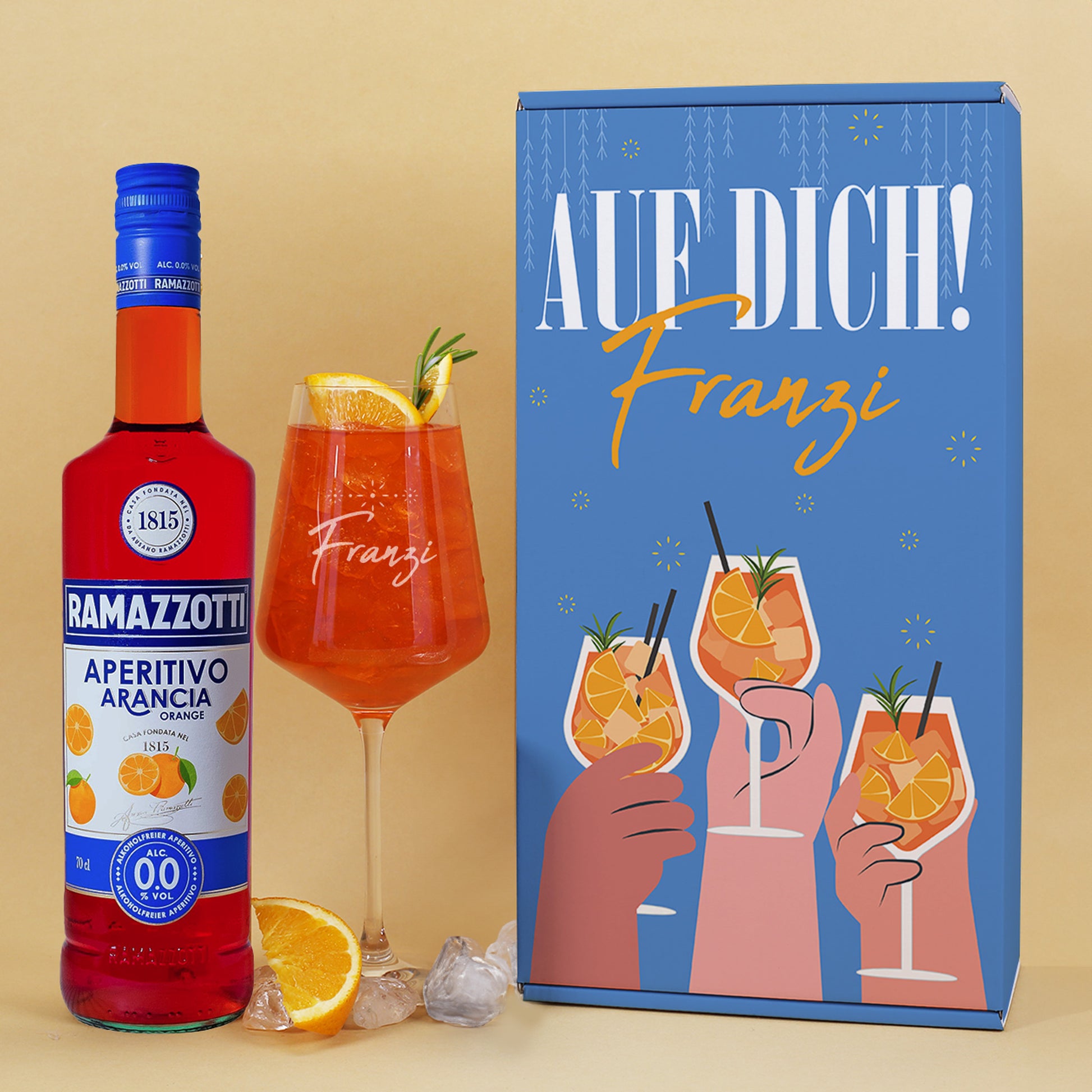 Geschenkset mit alkoholfreiem Ramazzotti, graviertem Glas und blauer Box mit Schriftzug „Auf dich!“ – frontal abgebildet