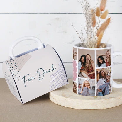 Set aus personalisierbarer Fototasse mit 10 Bildern und farbigem Textfeld, kombiniert mit einer cremefarbenen Geschenkverpackung in Handtaschenform und der Aufschrift „Für Dich“. Die Tasse ist auf einem runden Holzuntersetzer dekorativ mit Trockenblumen arrangiert.