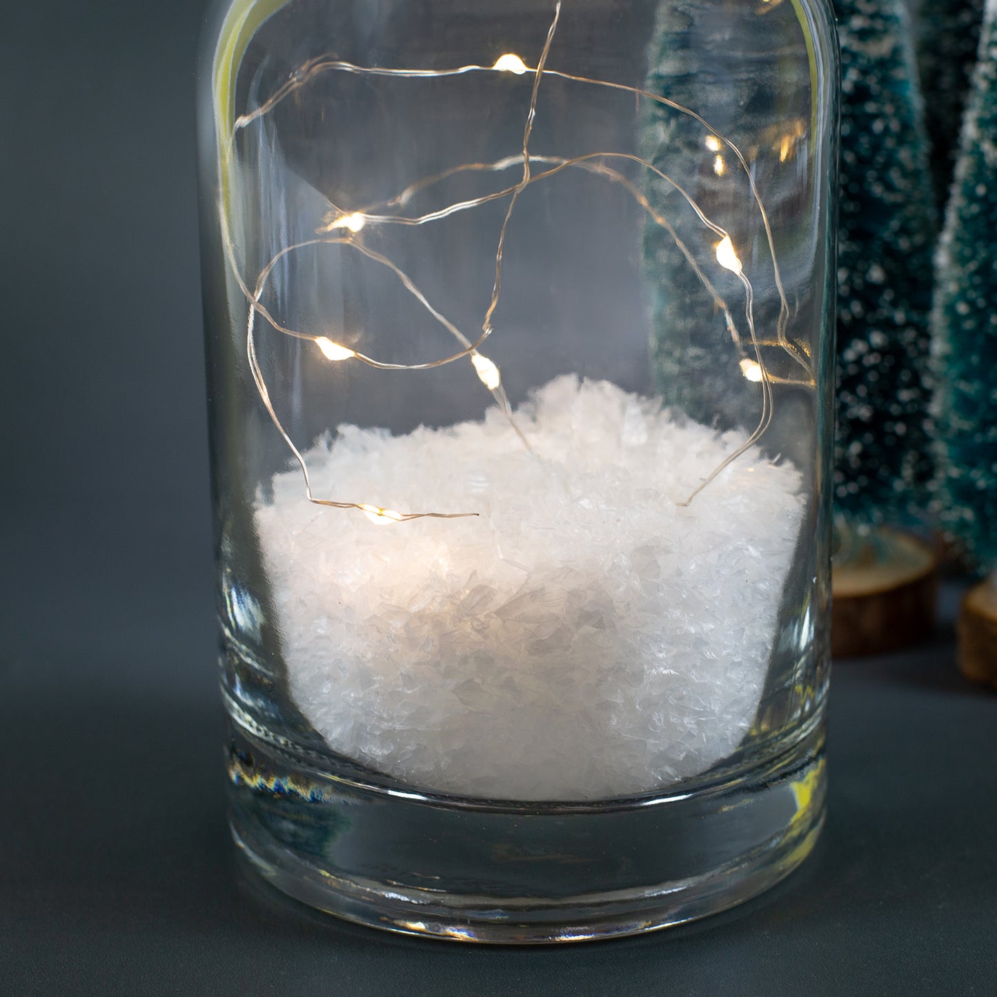 Personalisierte LED Deko-Karaffe mit Wichtelmotiv & Wunschtext | Verschneite Weihnachtsdeko im Glas