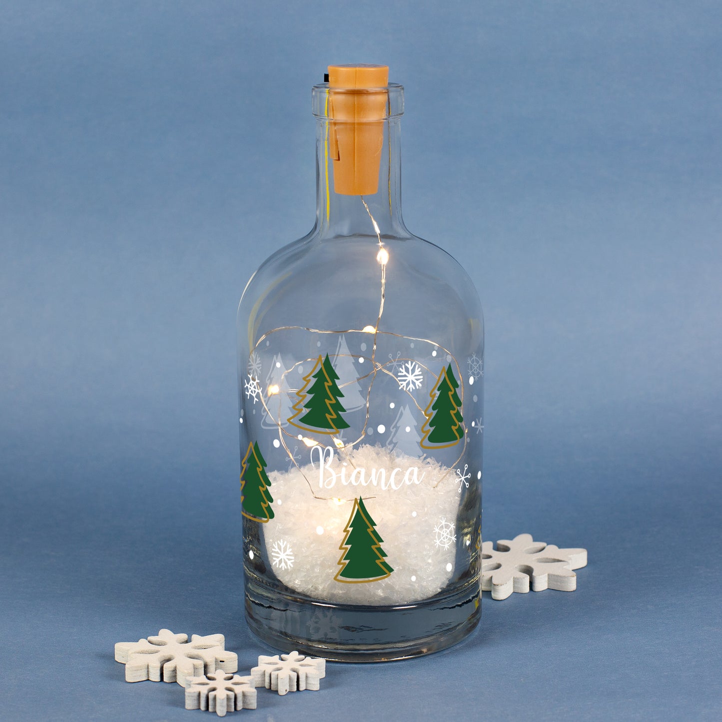 Personalisierte LED-Karaffe mit Tannenbaum-Motiv, Schnee & Name | Weihnachtslicht und Geschenkidee