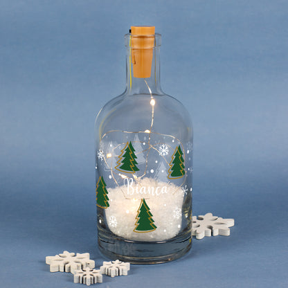 Personalisierte LED-Karaffe mit Tannenbaum-Motiv, Schnee & Name | Weihnachtslicht und Geschenkidee