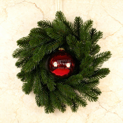 Türkranz mit roter gravierter Willkommens-Kugel auf hellem Steinuntergrund