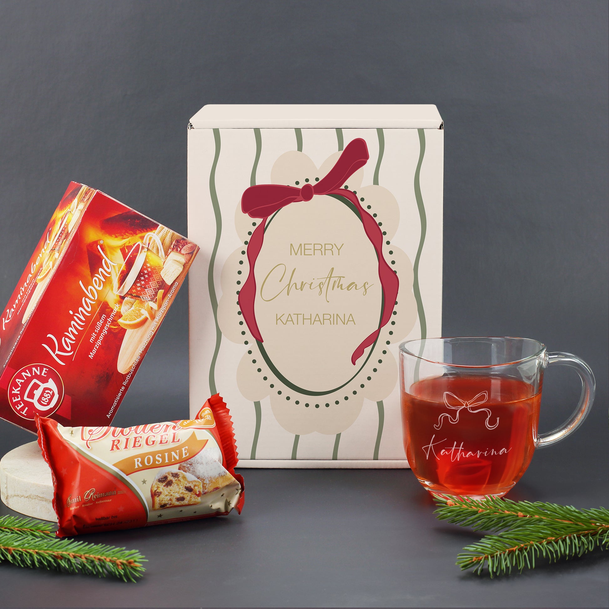 Personalisiertes Weihnachts-Geschenkset mit gravierter Leonardo-Glastasse, Teekanne Kaminabend und Stollenriegel – dekorativ arrangiert