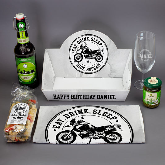 Personalisiertes Biker Geschenkset mit Geschenkkorb, Leikeim Landbier, Biker-Nudeln, Pesto Basilico, Handtuch und Bierglas mit Motorradmotiv