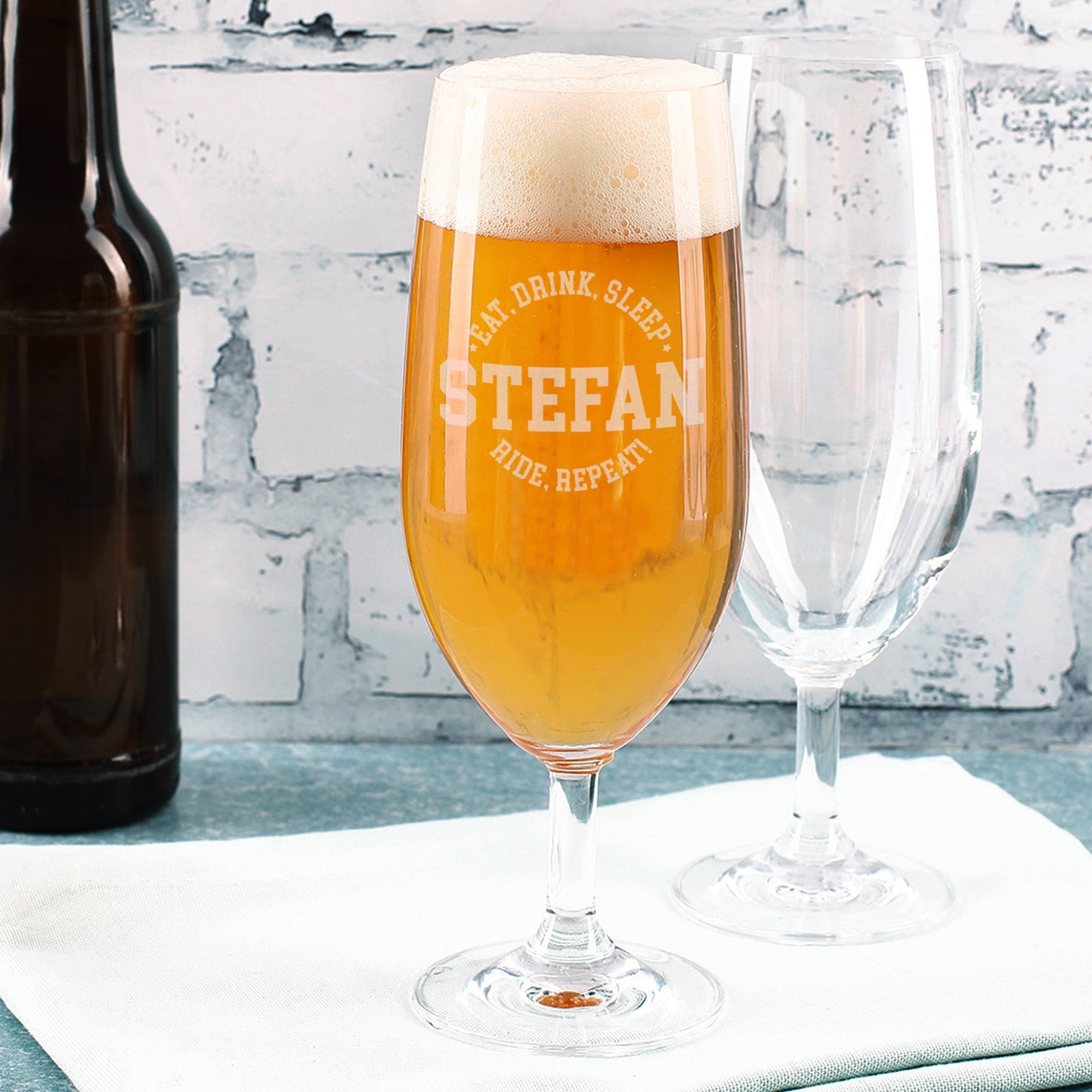 Leonardo Pilstulpenglas mit Gravur „Eat. Drink. Sleep. Ride. Repeat.“ und Name – Bestandteil des Biker Geschenksets