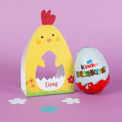 Küken Osterverpackung mit personalisiertem Namen Linus und Überraschungsei daneben